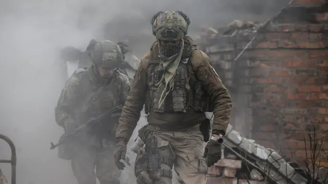 Новобранці піхоти ховаються від вибуху гранати під час проходження базового курсу підготовки