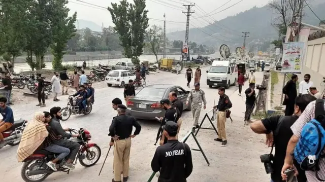 பாகிஸ்தான் நிர்வகிக்கும் காஷ்மீரின் தலைநகரான முசாஃபராபாத் உள்ளிட்ட ஆறு இடங்களில் இந்தியா தாக்குதல் நடத்தியதாக பாகிஸ்தான் கூறுகிறது
