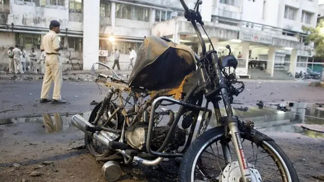 વિસ્ફોટકોને કોઈ ટાઇમિંગ ડિવાઇસ સાથે બૉલ-બૅરિંગ મૂકવામાં આવતાં, જેથી કરીને મોટા પ્રમાણમાં ઈજાઓ થાય