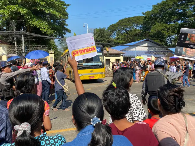 ၂၀၂၄ ခုနှစ် ရန်ကုန်အင်းစိန်ထောင်ရှေ့မှာ လွတ်ငြမ်းနဲ့ ပြန်လွတ်လာသူတွေကိုစောင့်ဆိုင်းနေတဲ့မိသားစုဝင်တွေ