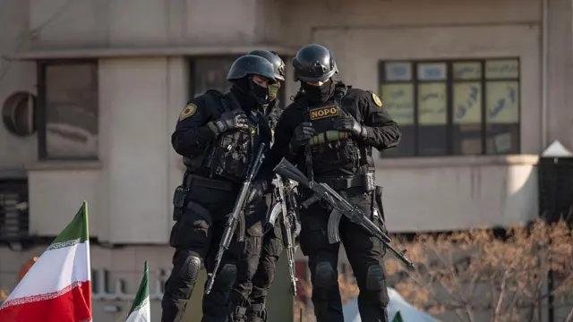 دو مامور نیروهای مسلح جمهوری اسلامی ایران در یکی از خیابان‌های تهران پس از سرکوب مرگبار اعتراضات دی