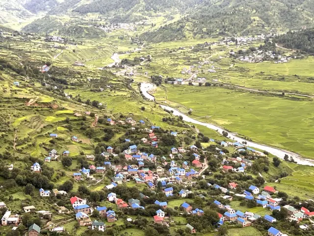 जुम्लाको गुठीचौरस्थित खल्लाबाडा गाउँबाट देखिएको मार्सीधानको फाँट र तिला नदी 