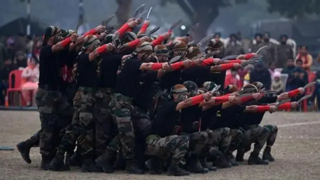 लखनऊमा आयोजित एउटा कार्यक्रममा भारतीय गोर्खा रेजिमेन्टका जवानहरू आफ्नो कौशल प्रदर्शन गर्दै