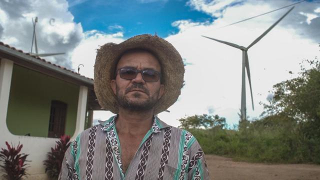 agricultor José Salgado em frente a torres