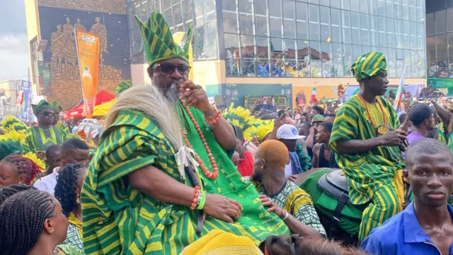 Aworan awọn ọkunrin kan lori ẹṣin.