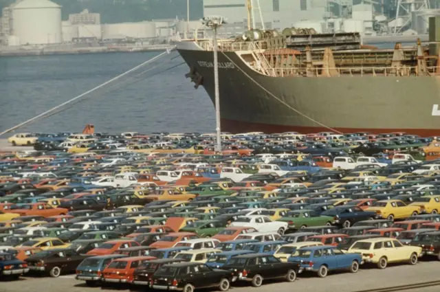 1975年3月2日，橫濱港碼頭上等待出口的日本汽車。