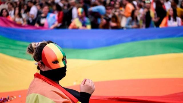Marche pour les droits LGBT+ au Kosovo, pays à majorité musulmane.