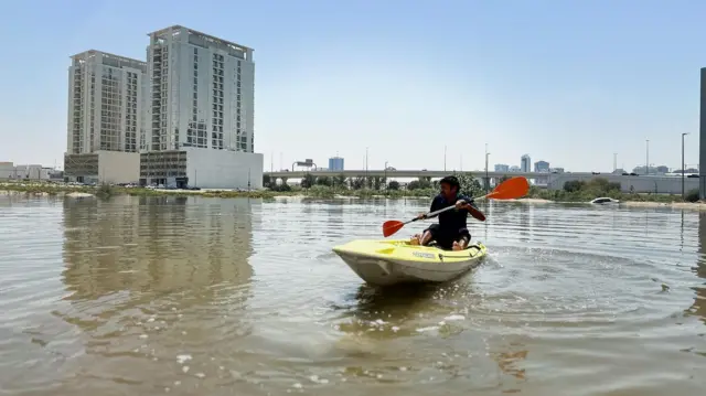 المياه تغمر المطار ومرافق عامة وأسواقا في دبي