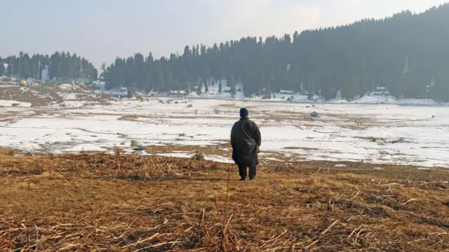 गुलमर्गच्या स्की रिसॉर्टचा डिसेंबरमधला फोटो, इथे नेहमीसारखी हिमवृष्टी झालेली नाही.