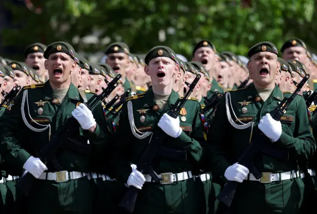 Російські військовослужбовці беруть участь у військовому параді, присвяченому 80-й річниці перемоги у Другій світовій війні