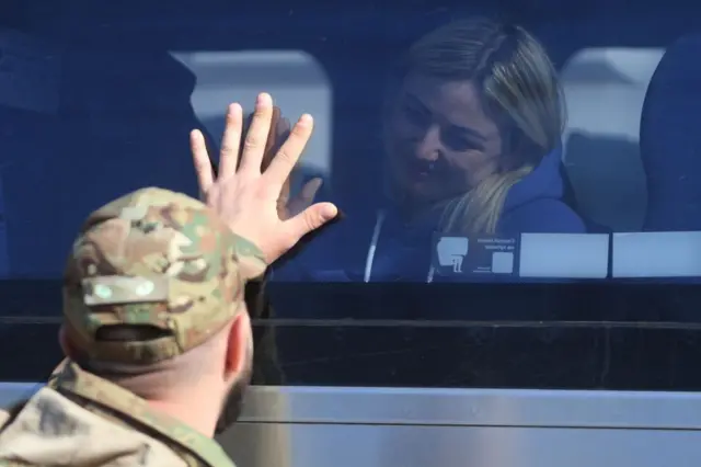 Український військовий прощається з коханою жінкою через вікно поїзда 22 березня 2023 року в Краматорську, Донецька область, Україна.