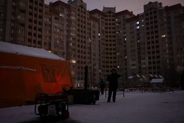 Моб?льний генератор у двор? багатоповерх?вки