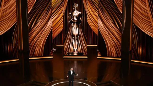 Jimmy Kimmel en el escenario del teatro Dolby, presentando la edición 96 de los Oscar, el 10 de marzo de 2024.