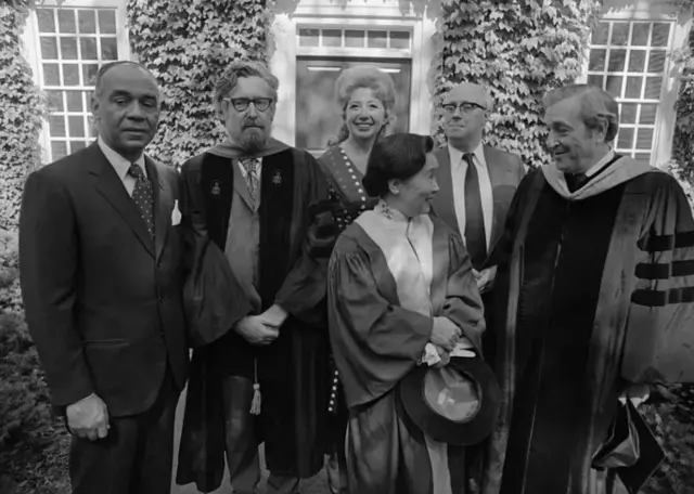 Mme Wu au milieu de ses pairs