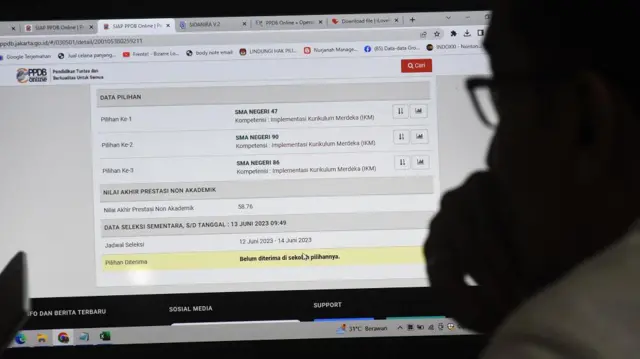 Orang tua murid mengecek status pendaftaran Penerimaan Peserta Didik Baru (PPDB) di posko pelayanan PPDB Sudin Pendidikan Wilayah II Jakarta Selatan, SMAN 70 Jakarta, Jakarta