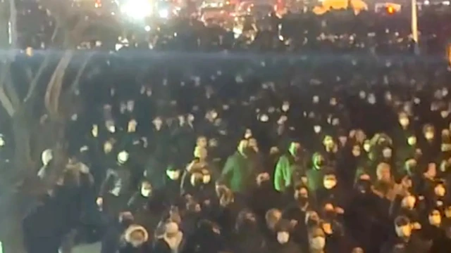 Огромная толпа людей. Кадр сделан в темноте.