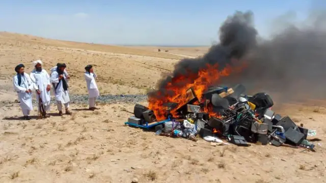 موسیقی و آتش زدن آلات آن