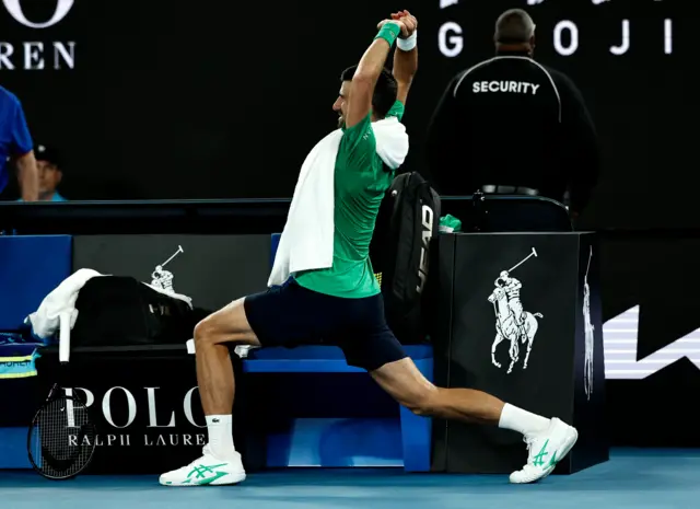novak đoković, novak djoković, novak djokovic, novak đoković se isteže pored terena