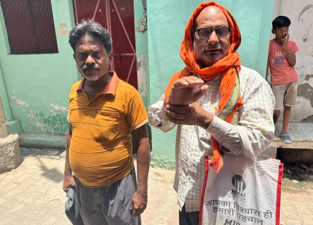 प्रदीप अवस्थी (दाएं) का कहना है कि 'कम से कम आवास के लिए पैसे नहीं लिए जाते.'