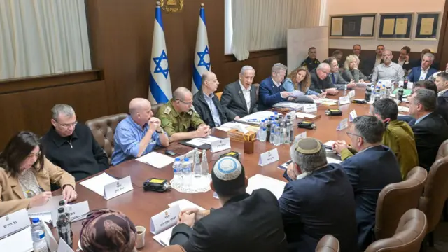 Varios miembros del gabinete de seguridad del gobierno israelí sentados en torno a una mesa.