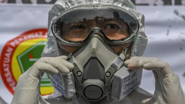 Pengunjuk rasa dari tenaga medis dan kesehatan melakukan aksi teatrikal di depan gedung MPR/DPR-DPD, Senayan, Jakarta, Selasa (11/7/2023).