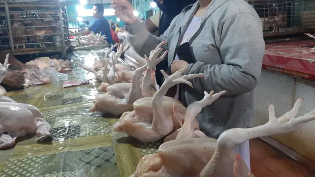Daging ayam mengalami peningkatan harga selama bulan Ramadan. 