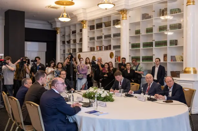 Một số thành viên ban giám khảo người Nga tham dự cuộc bình bầu từ thành phố Saint Petersburg theo hình thức trực tuyến