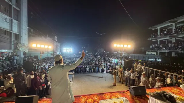 औरंगाबाद में जनसभा को संबोधित करते ओवैसी.