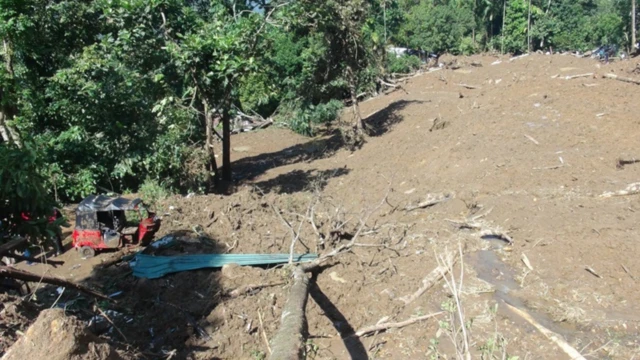 ගම්වාසීහු පනහක් පමණ වැළලී ඇති මාවතුර නාය