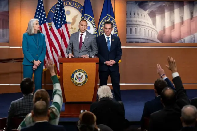 హౌస్ మైనారిటీ లీడర్ హకీమ్ జెఫ్రీస్