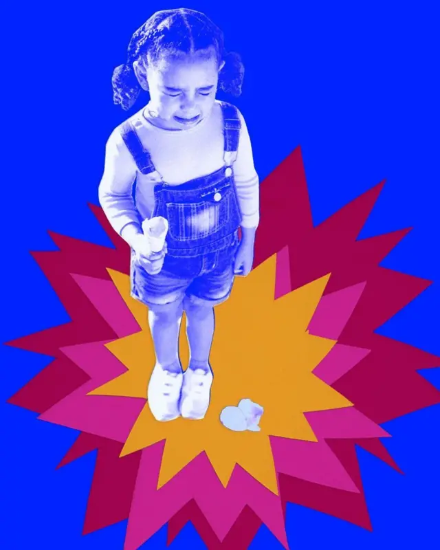 elindeki dondurması düştüğü için ağlayan bir kız çocuğu. 