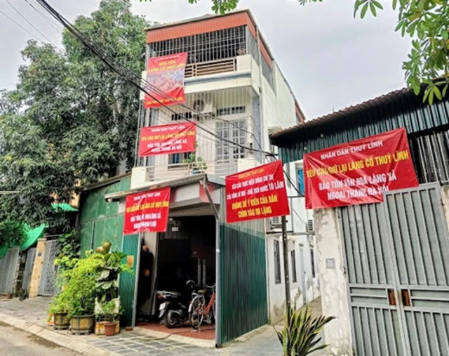 Người dân treo băng rôn đề nghị không bị giải tỏa
