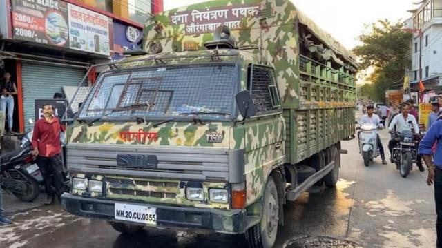 दंगा नियंत्रण पथकाची गाडी 