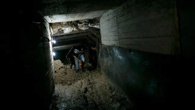 Человек идущий по туннелю