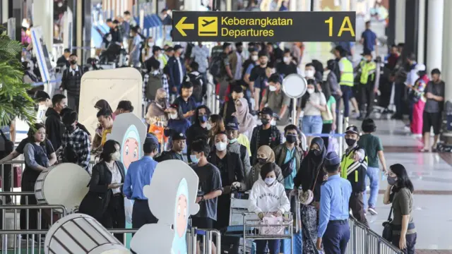 Penumpang bersiap untuk berangkat ke kampung halaman mereka menggunakan pesawat, menjelang liburan Idul Fitri Muslim di Bandara Internasional Soekarno-Hatta di Tangerang, Banten, Senin (17/04).