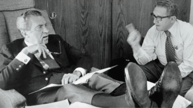Richard Nixon siyah beyaz bir fotoğrafta Henry Kissinger'la konuşurken görülüyor.