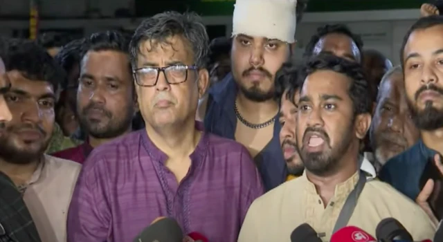 আহতদের দেখতে ঢাকা মেডিকেল কলেজ হাসপাতালে যান প্রধান উপদেষ্টার প্রেস সচিব শফিকুল আলম