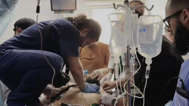 O médico americano Sam Attar atendendo um paciente num leito hospitalar