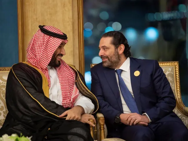 ولي العهد السعودي الأمير محمد بن سلمان آل سعود يتحدث مع رئيس الوزراء اللبناني في ذلك الوقت سعد الحريري قبل القمة الإسلامية الرابعة عشرة لمنظمة التعاون الإسلامي في مكة، المملكة العربية السعودية، في 1 يونيو/حزيران 2019.
