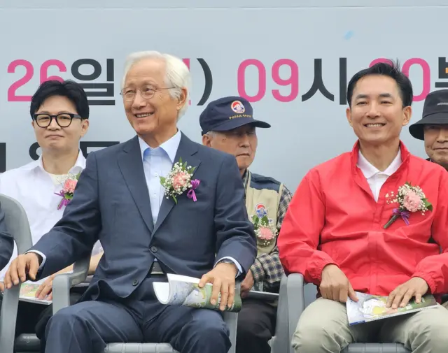 26일 부산 북구 구포초등학교 총동문 체육대회에 박민식 전 장관(오른쪽)과 한동훈 전 대표가 행사장에 참석해 자리하고 있다