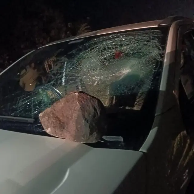 अनिल देशमुख यांच्यावर दगडफेक