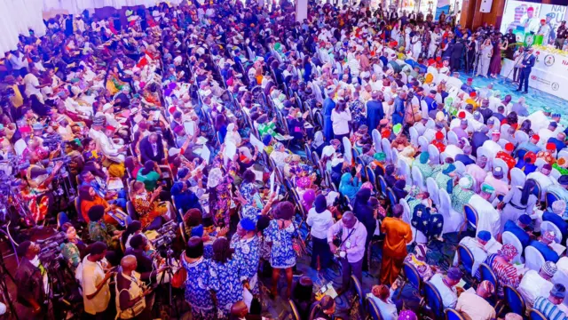 Group of pipo in different colours