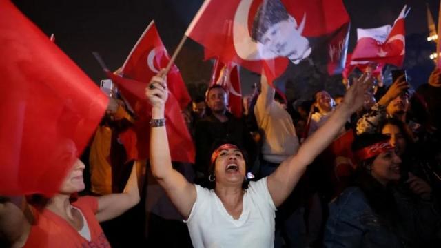 أنصار المعارضة التركية يحتفلون بالفوز