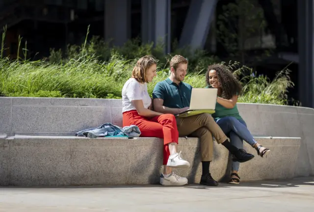 પુરુષોની સરખામણીએ મહિલાઓ સરળતાથી પગ ક્રોસ કરી શકે છે