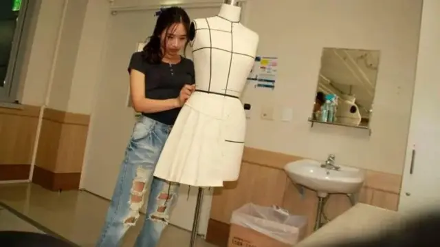 कांग आता एक फॅशन डिझायनर आहे