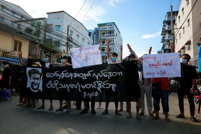 ၈၈ မျိုးဆက် ခေါင်းဆောင် ကိုဂျင်မီနဲ့ ဇေယျာသော်ကို ကြိုးပေးမှု ရန်ကုန်မှာ ဆန္ဒပြ