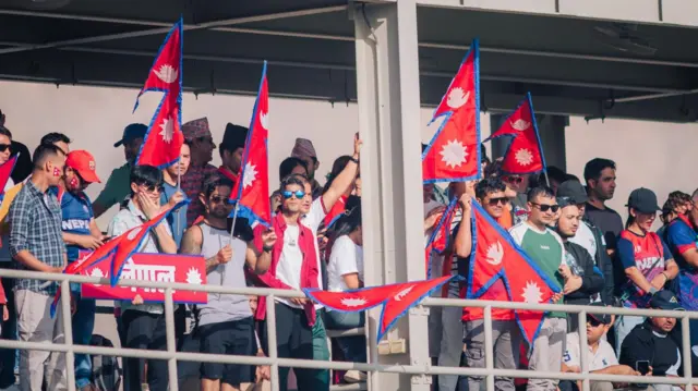 ओमानमा समोआसँग विश्वकप क्रिकेट छनोट खेल्दा जम्मा भएका नेपाली टोलीका समर्थक