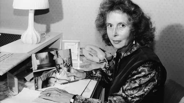 Janda Roberto Calvi, Clara Calvi, menyewa detektif swasta dan ahli forensik untuk menyelidiki kematian bankir tersebut