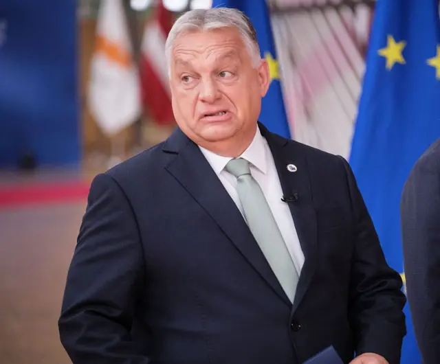 Віктор Орбан спілкується з журналістами перед початком саміту лідерів ЄС у будівлі "Європа", штаб-квартирі Ради ЄС