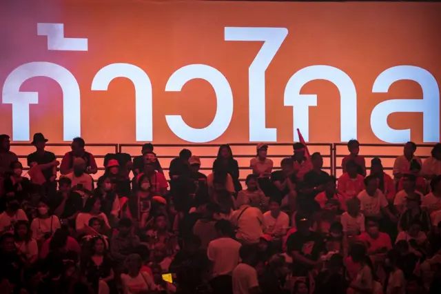 พรรคก้าวไกลเป็น "พรรคทายาท" ลำดับที่ 2 ที่สืบทอดอุดมการณ์จากพรรคอนาคตใหม่ ทว่าทั้ง 2 พรรคถูกยุบไปด้วยคำสั่งศาลรัฐธรรมนูญ